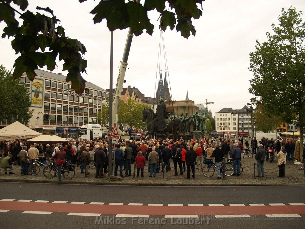Reiterdenkmal kehrt zurueck auf dem Heumarkt P38.JPG